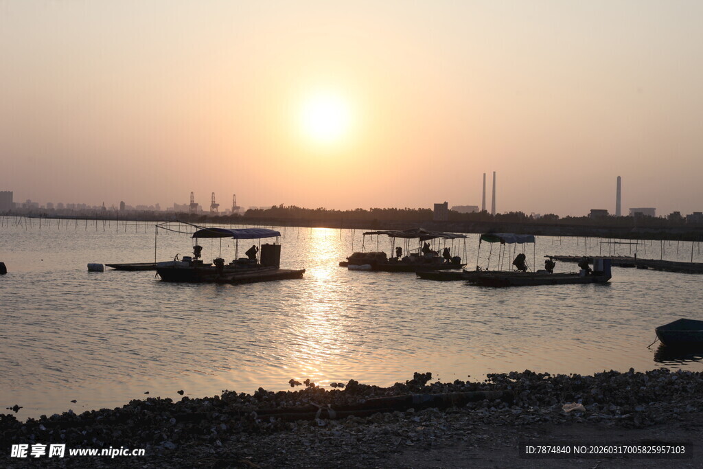 夕阳下的码头与水面船只