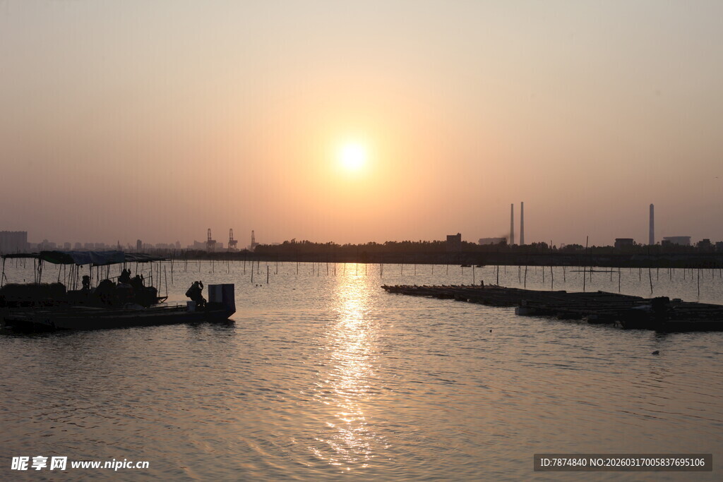 夕阳下的宁静码头