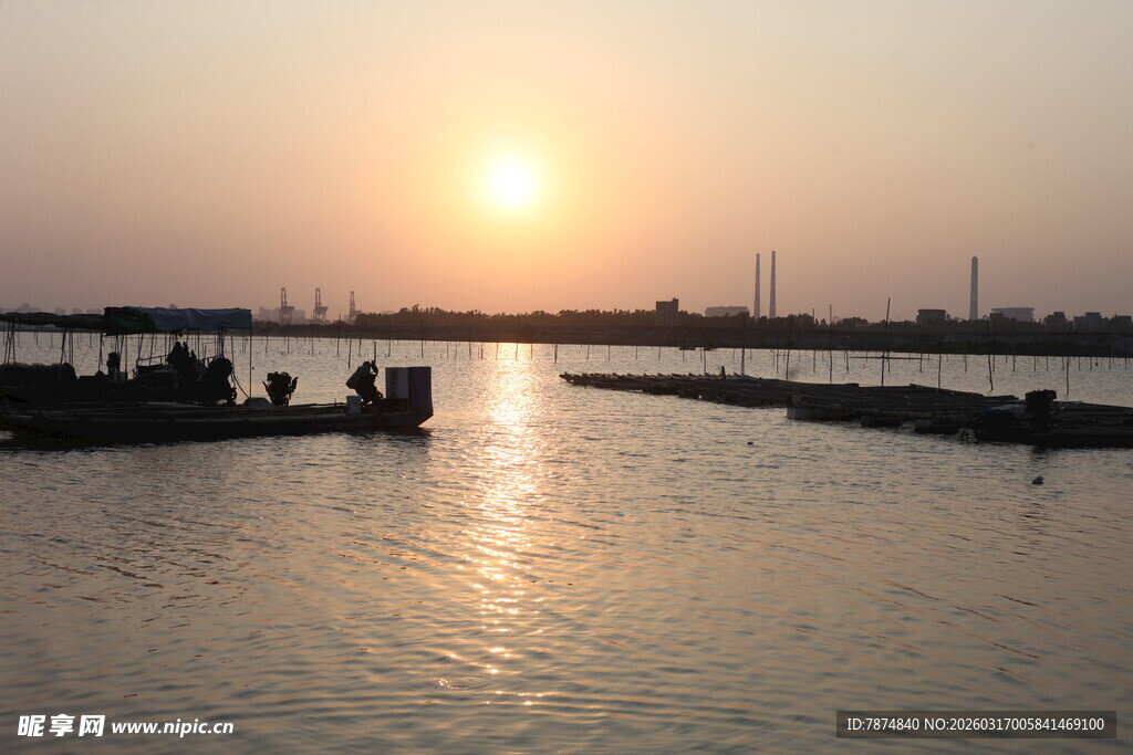 夕阳下的河畔美景