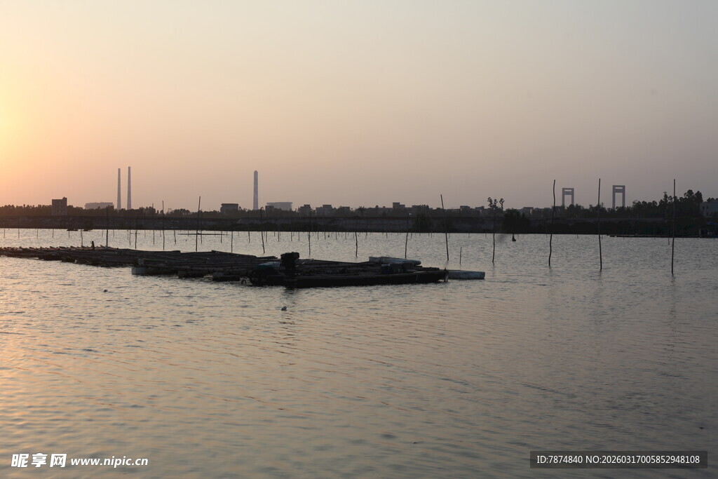夕阳下宁静的水边美景