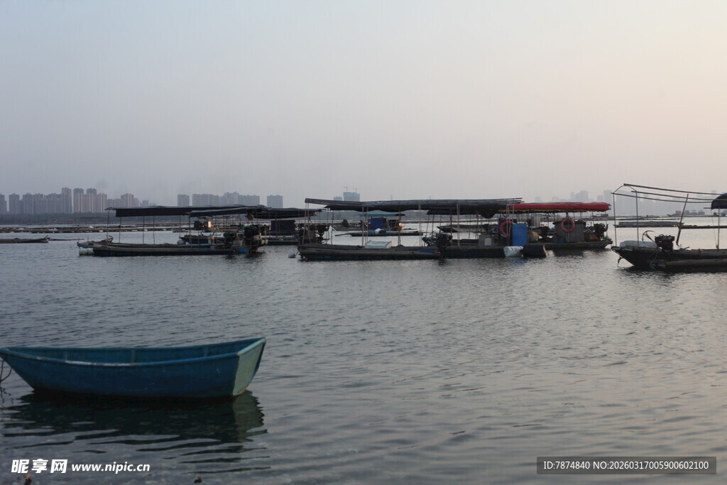 宁静港湾的停泊小船