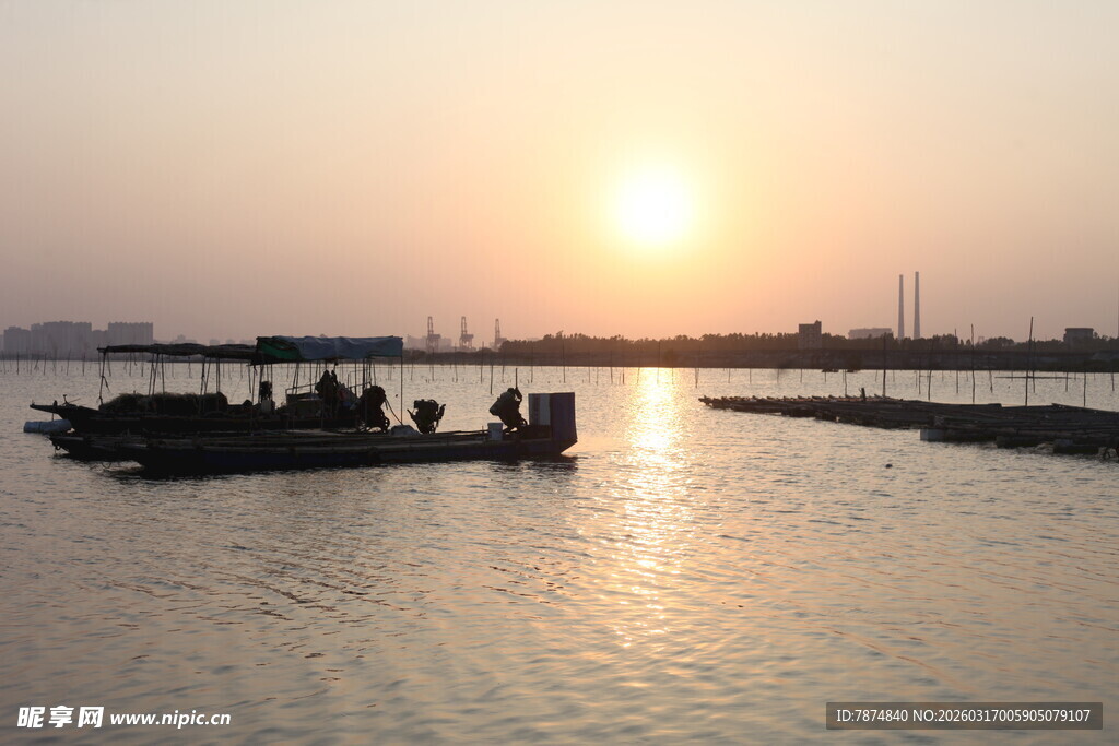 夕阳下的水上船只景象