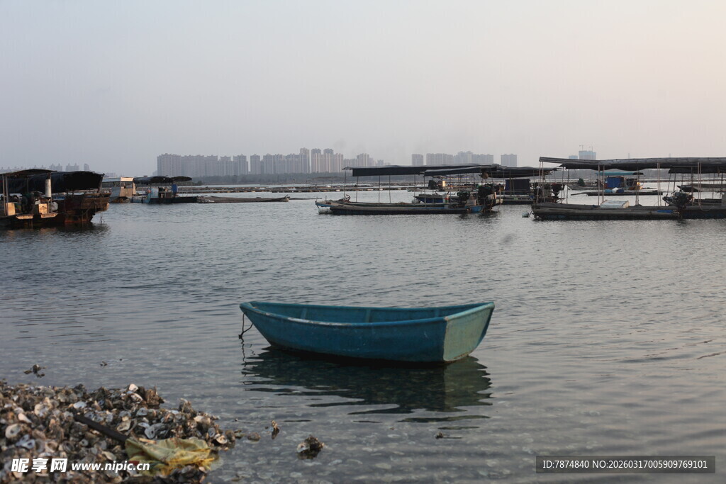 宁静港湾中的蓝色小船