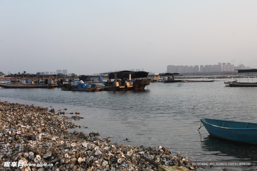 河畔船只停靠的宁静景象