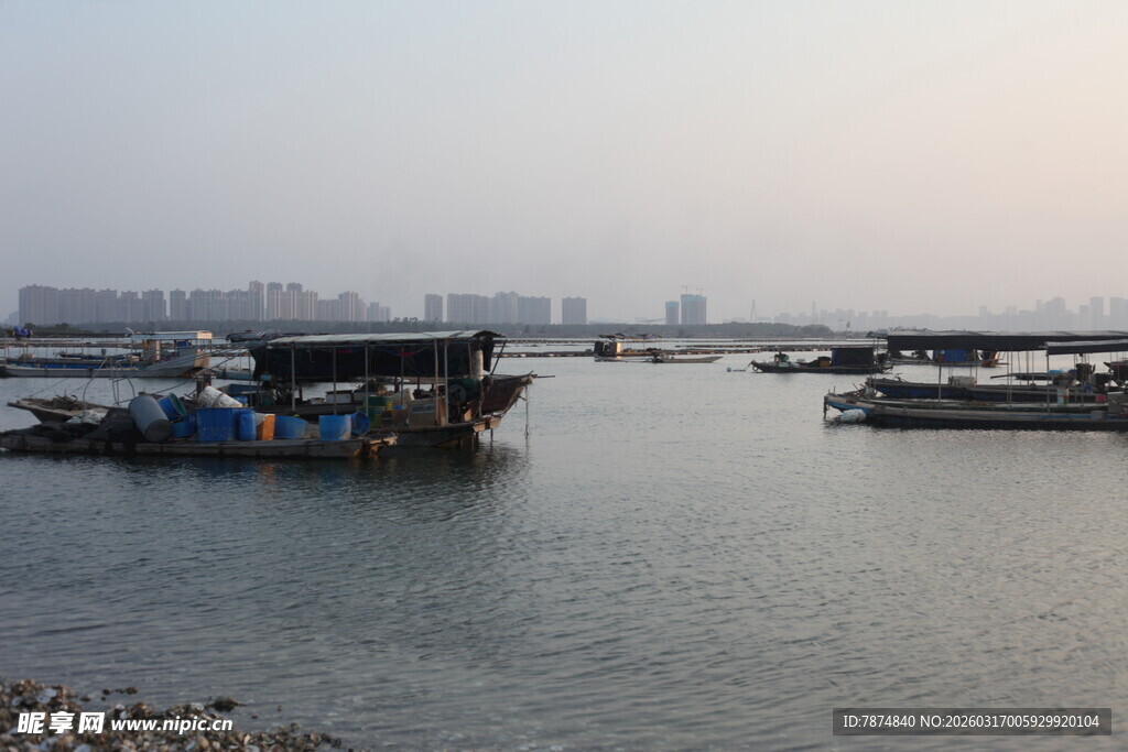 江边停泊的船只