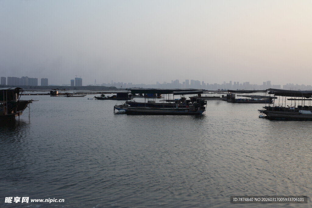 黄昏下宁静的江边船只景象