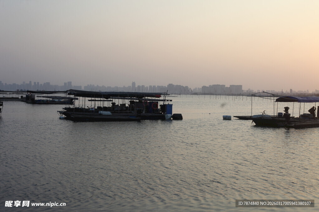 黄昏江畔停泊的几艘船只