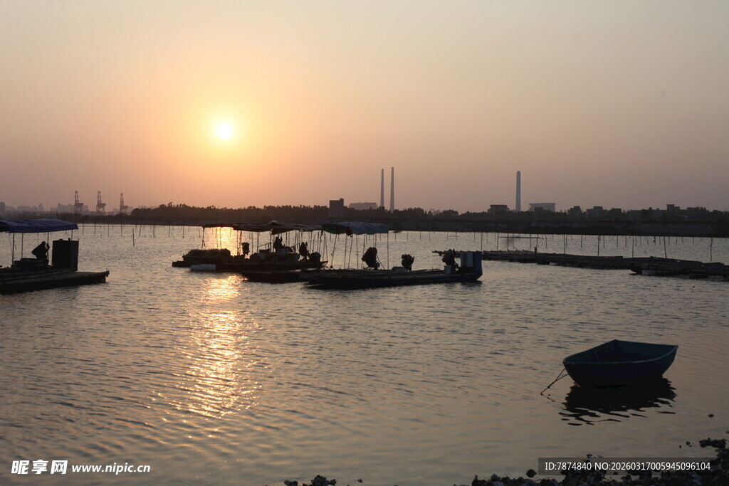 夕阳下的宁静水面与船只