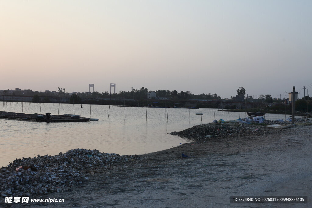 黄昏下的宁静水边景色