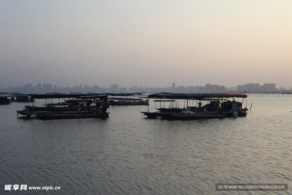 水面停泊的带篷船只