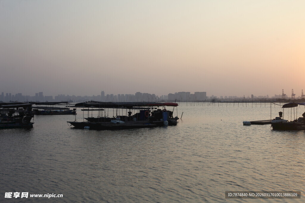 黄昏下的静谧江边码头