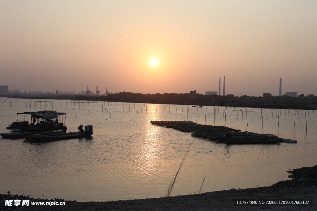 夕阳下的宁静水面风光