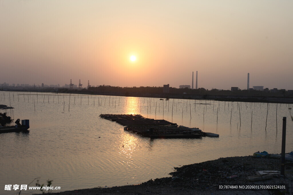夕阳下的宁静水面景色