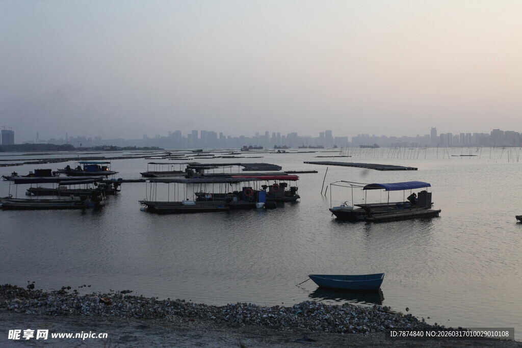 黄昏下宁静的停泊船只场景