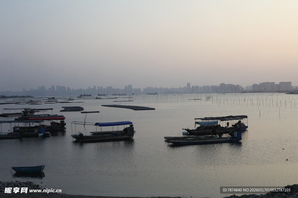 黄昏下宁静的水上船只景象