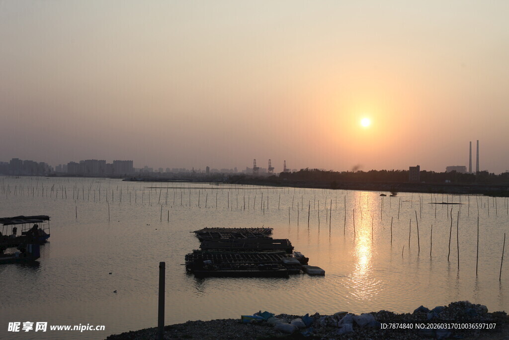 夕阳下宁静的湖岸船只