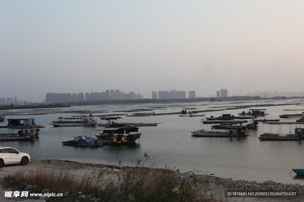 水上停泊船只的宁静场景