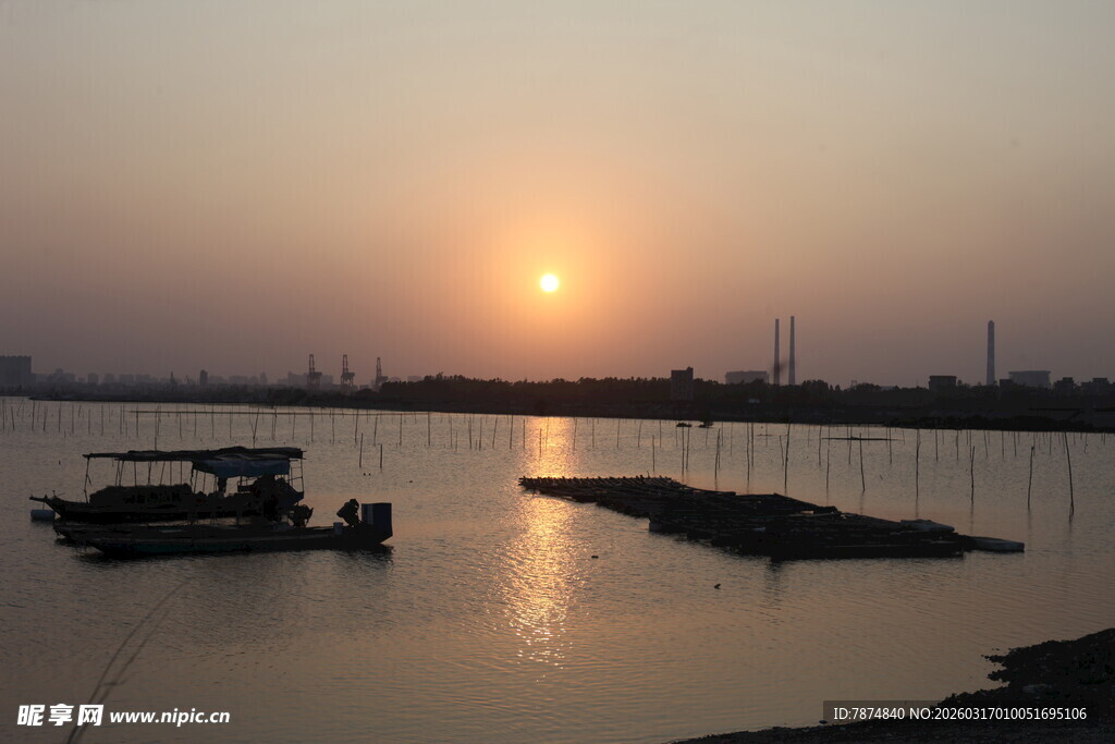 夕阳下宁静的河畔景象