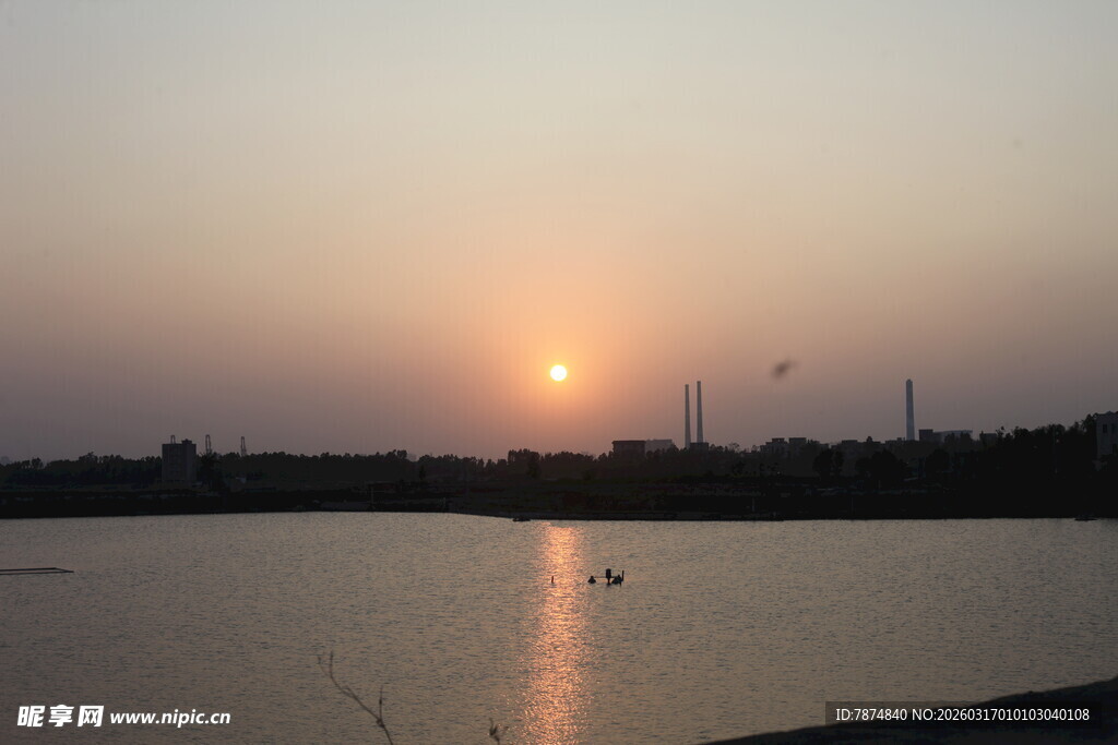 湖畔日落美景