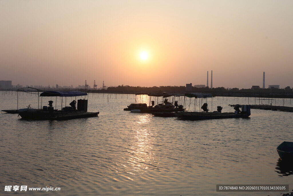 夕阳下的宁静码头景象