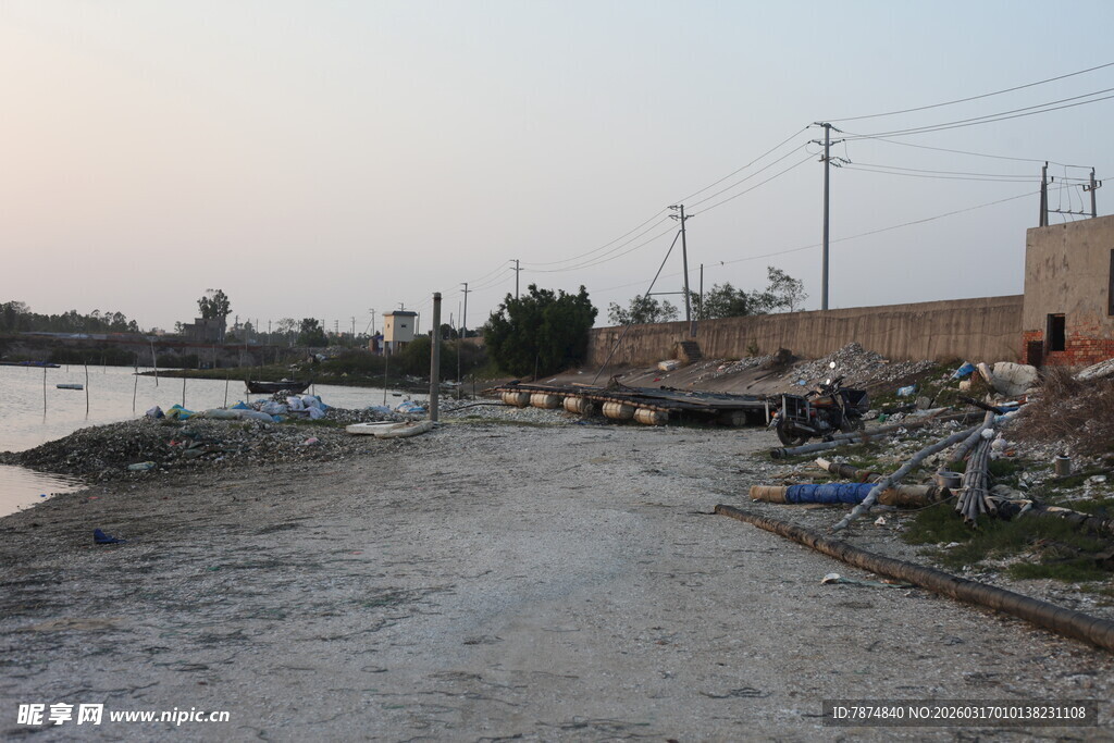 河边的简易村落景象