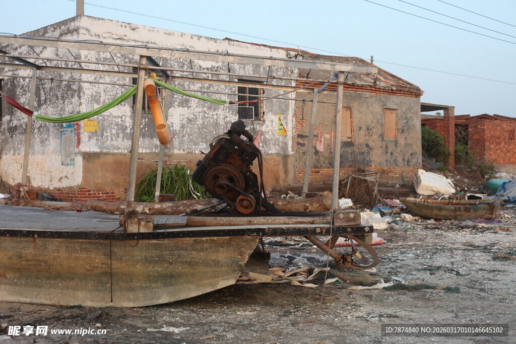 破旧场地中的人物与小船
