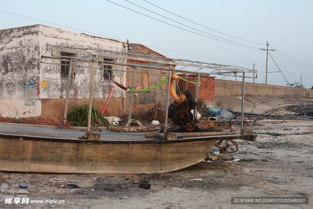 破旧船只停靠于荒芜岸边