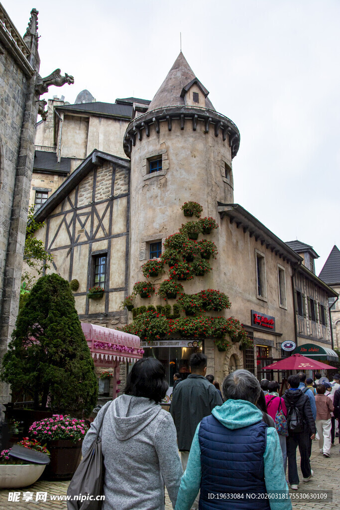 欧式小镇街道行人景观