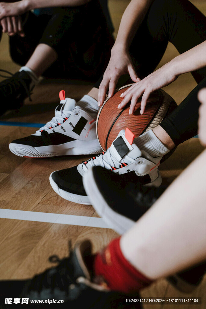 篮球场上的活力脚部特写
