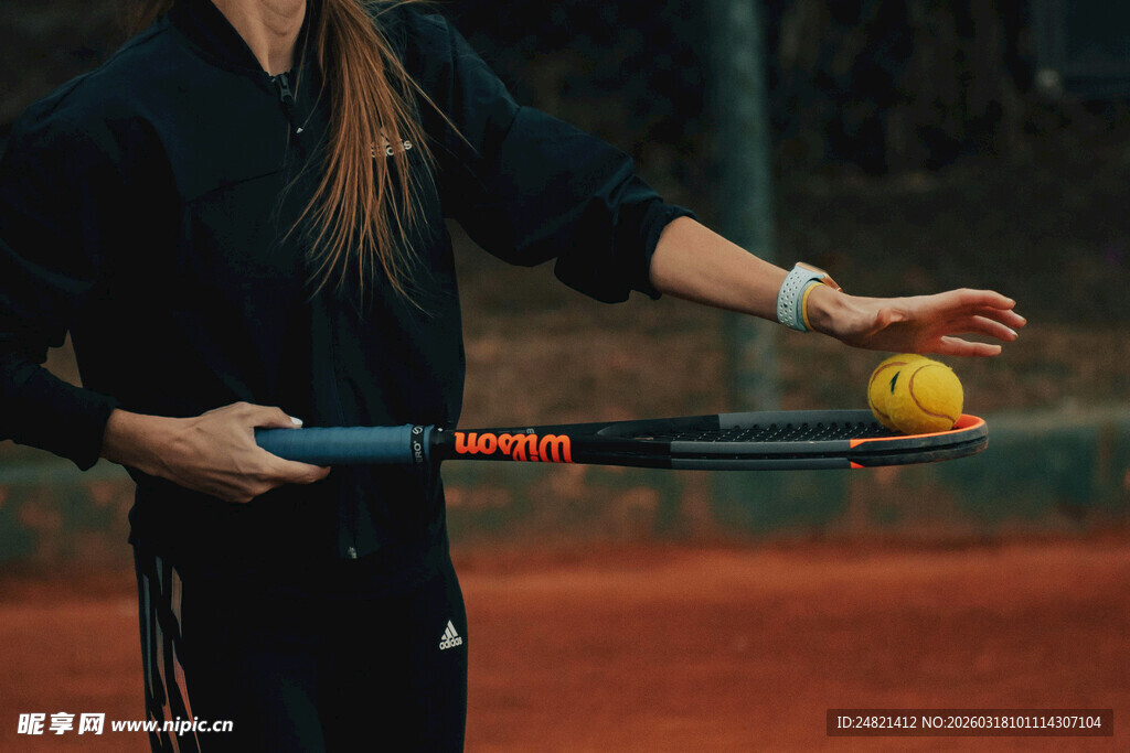 女子持网球拍准备击球