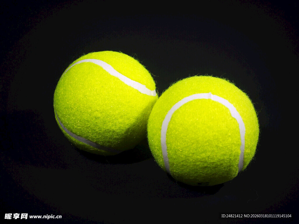 两个黄绿色网球