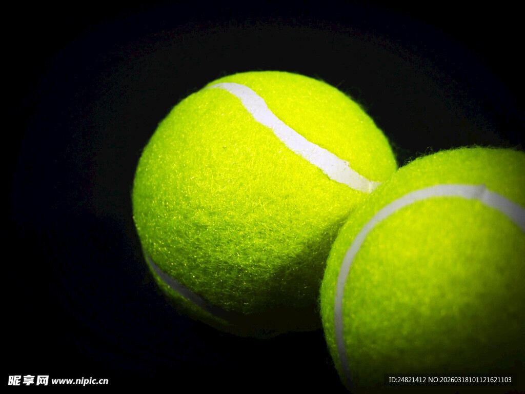 两颗黄绿色网球特写