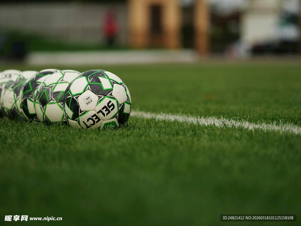 绿茵上的足球排列