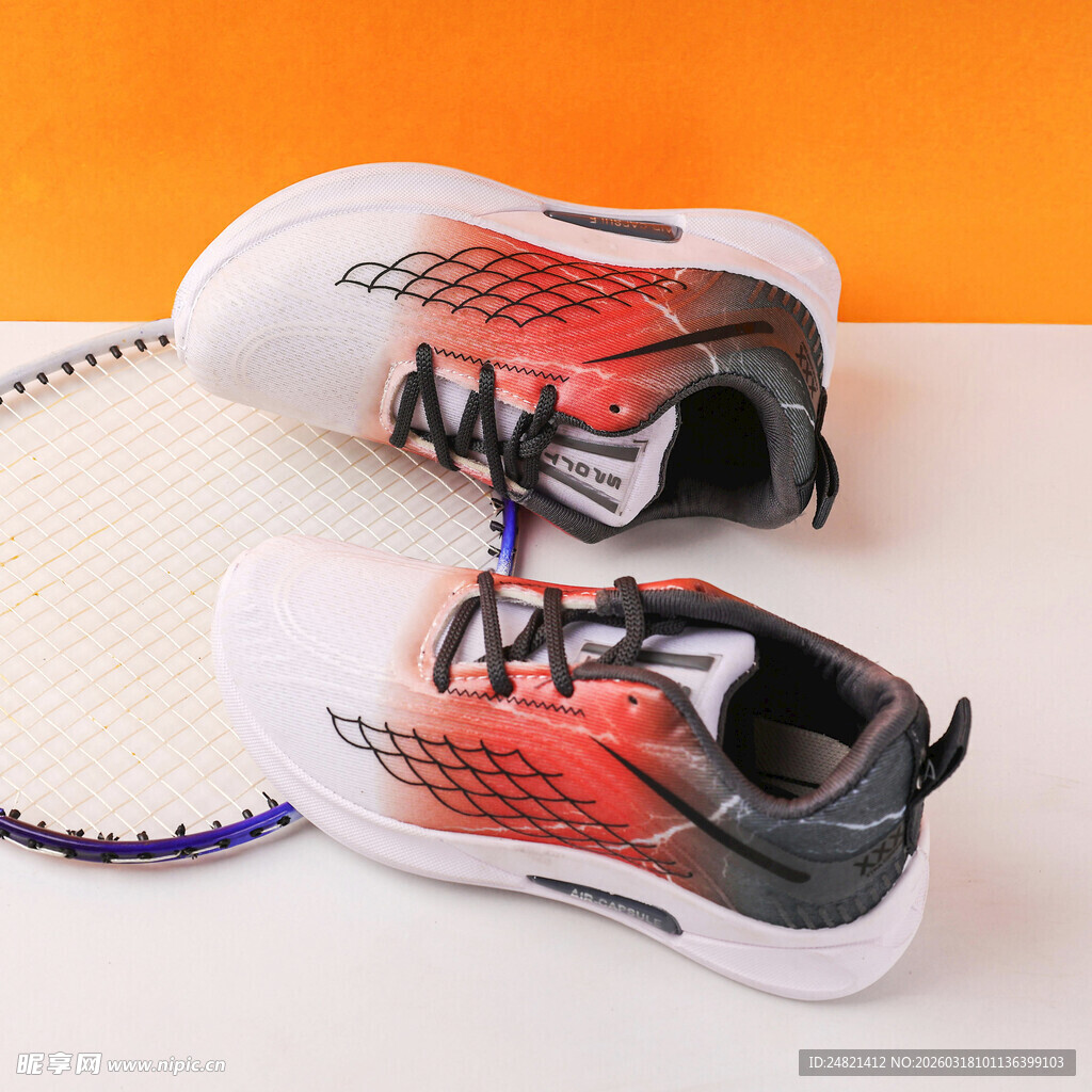 时尚羽毛球鞋搭配球拍展示