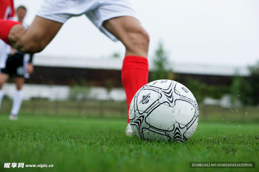 足球运动员踢球瞬间