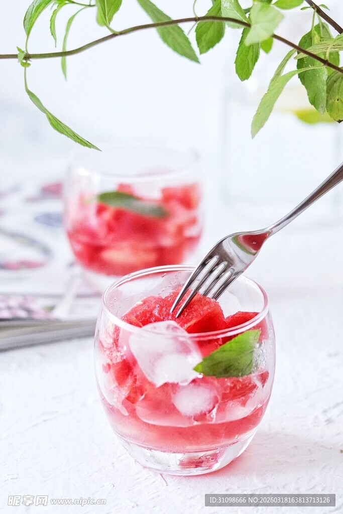西瓜冰饮配薄荷与餐叉