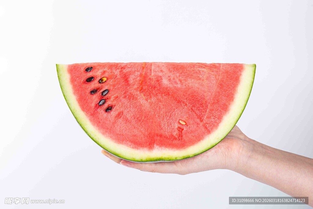 手捧鲜切西瓜片