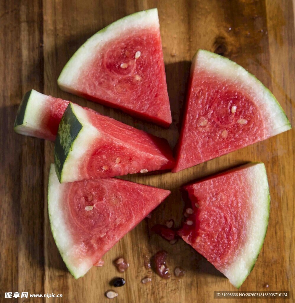 木桌上的新鲜西瓜切片