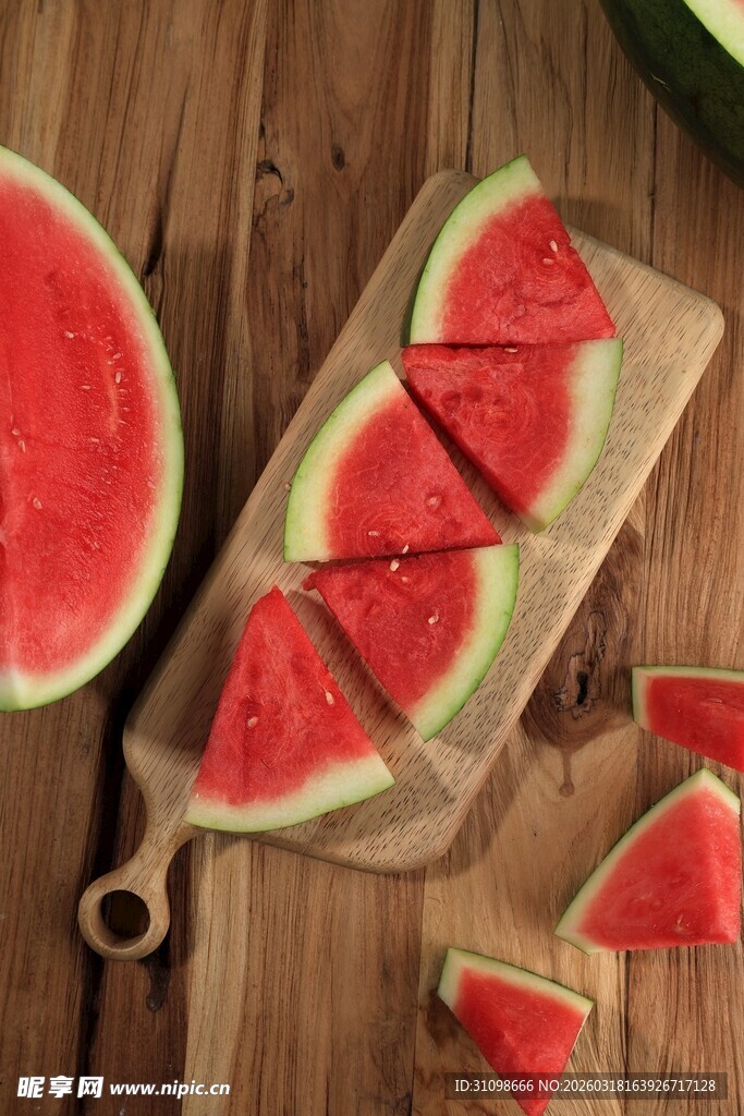 木桌上的新鲜切块西瓜