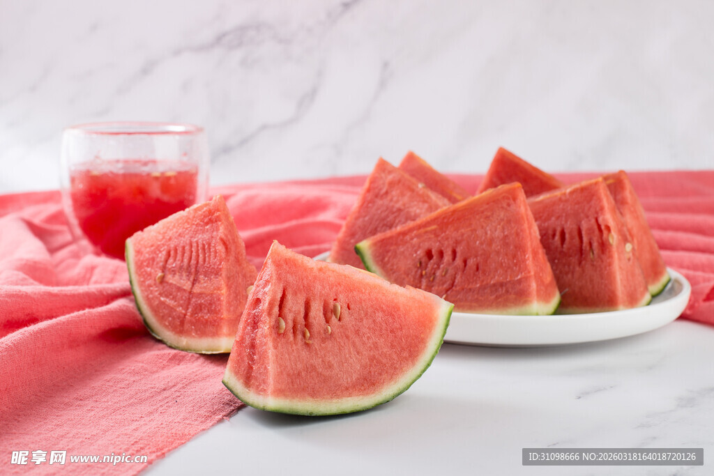 新鲜切块西瓜与西瓜汁