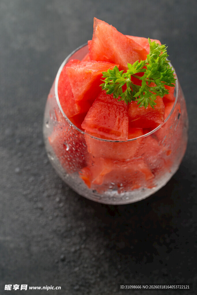 玻璃杯中新鲜西瓜块