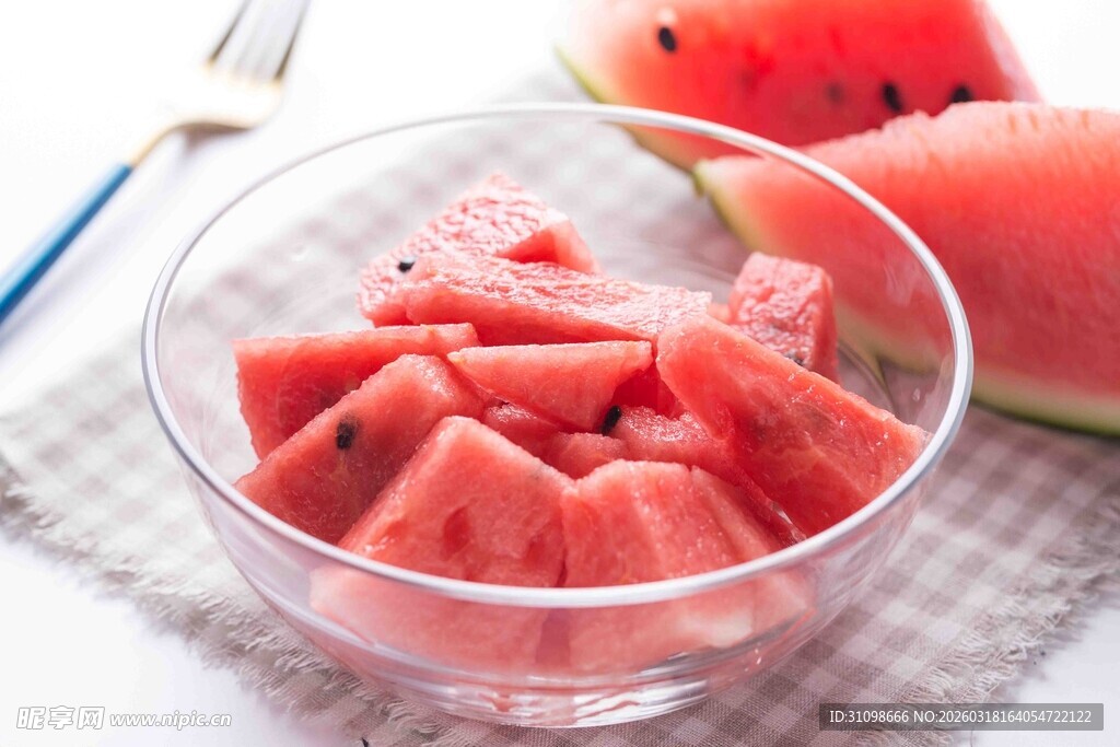 玻璃碗中的新鲜西瓜块