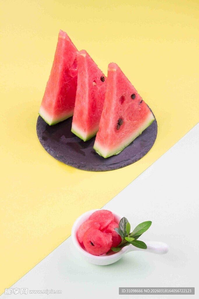 夏日西瓜与草莓的清新组合