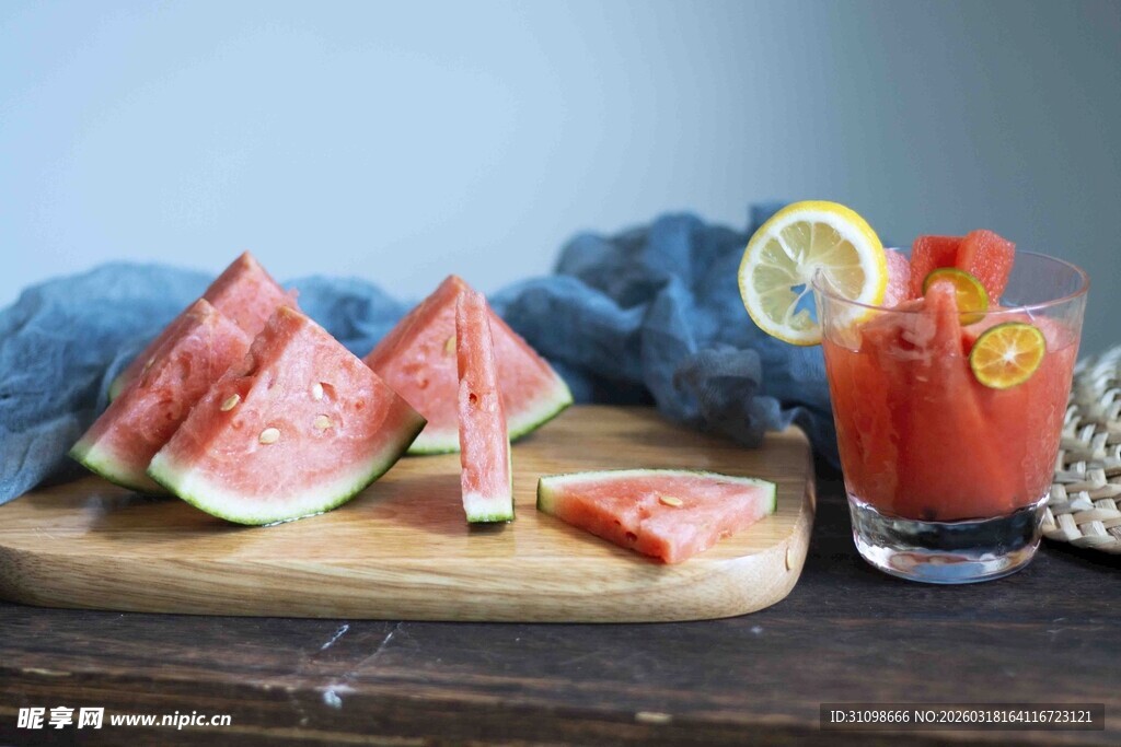 西瓜切片与西瓜汁饮品