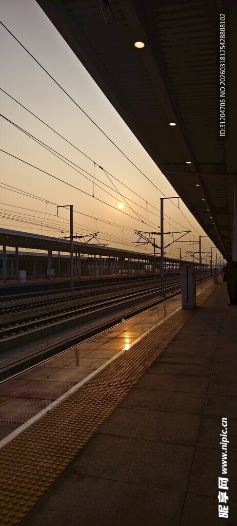 黄昏下的空旷火车站台