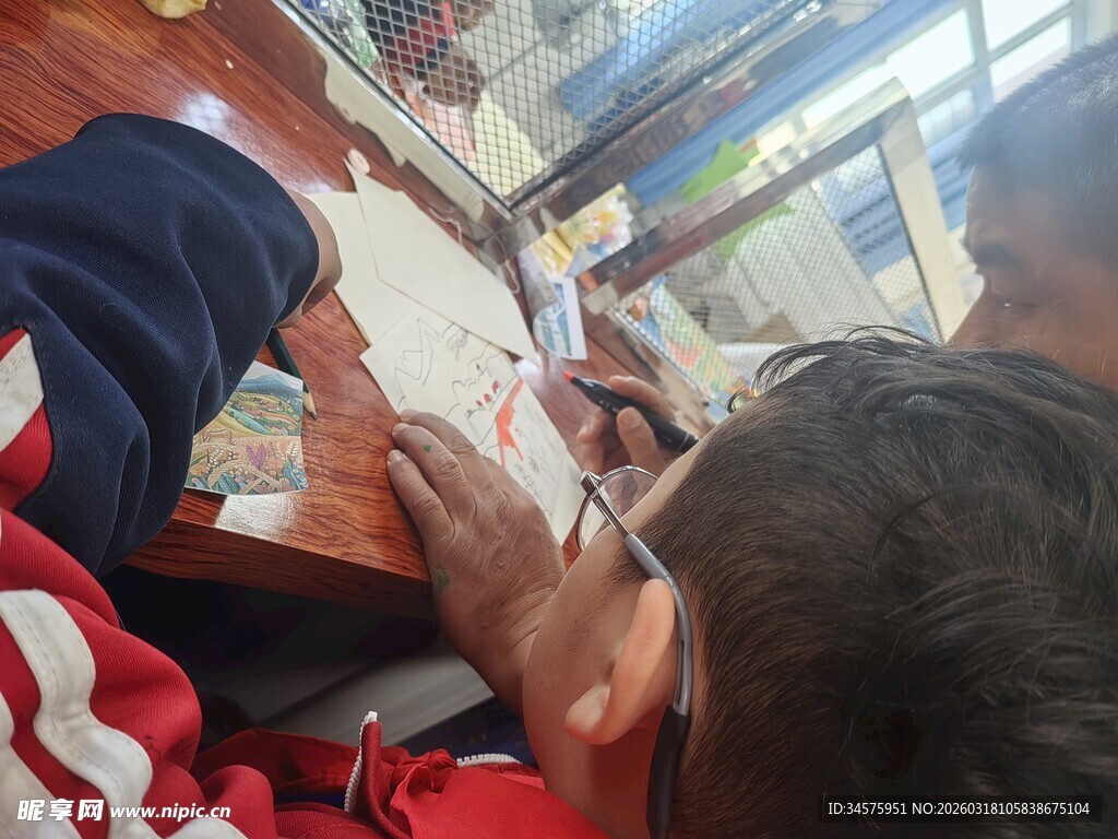 小学美术社团开展活动