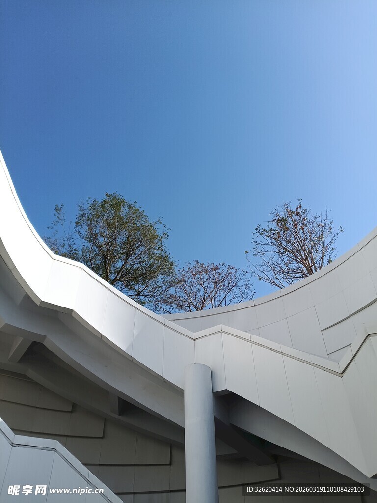 现代建筑独特屋顶景观