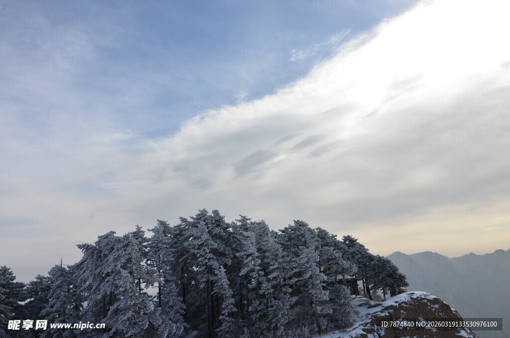 雪覆山峦美景