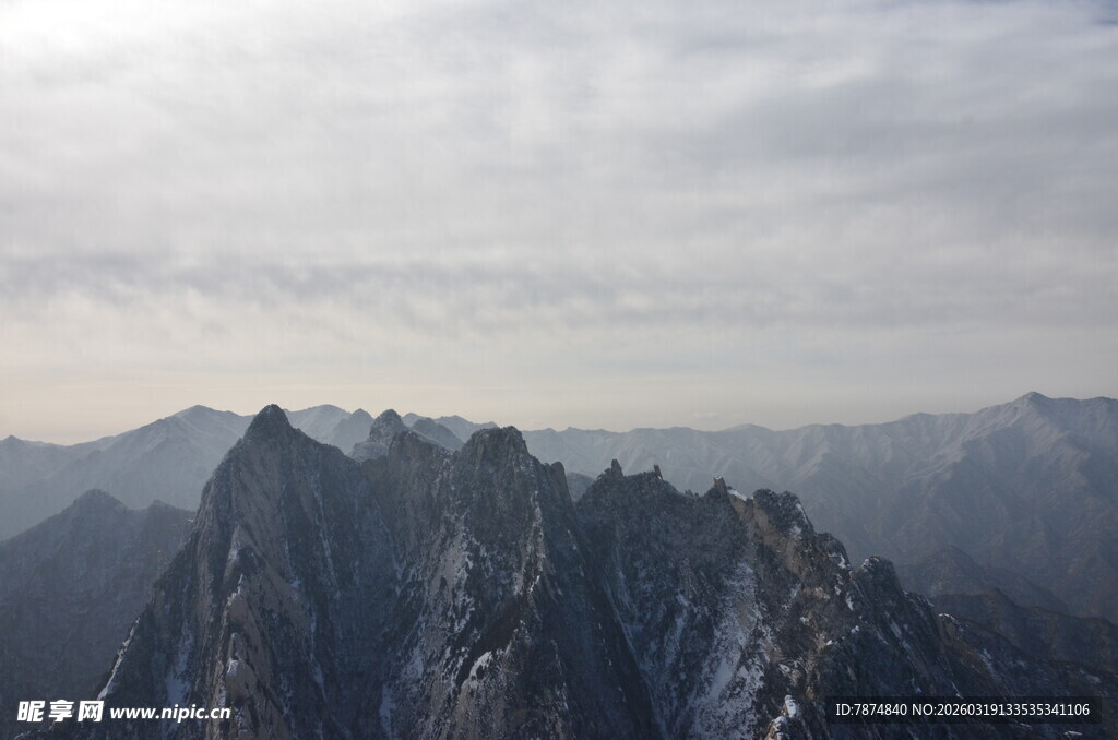 巍峨群山云雾缭绕景观