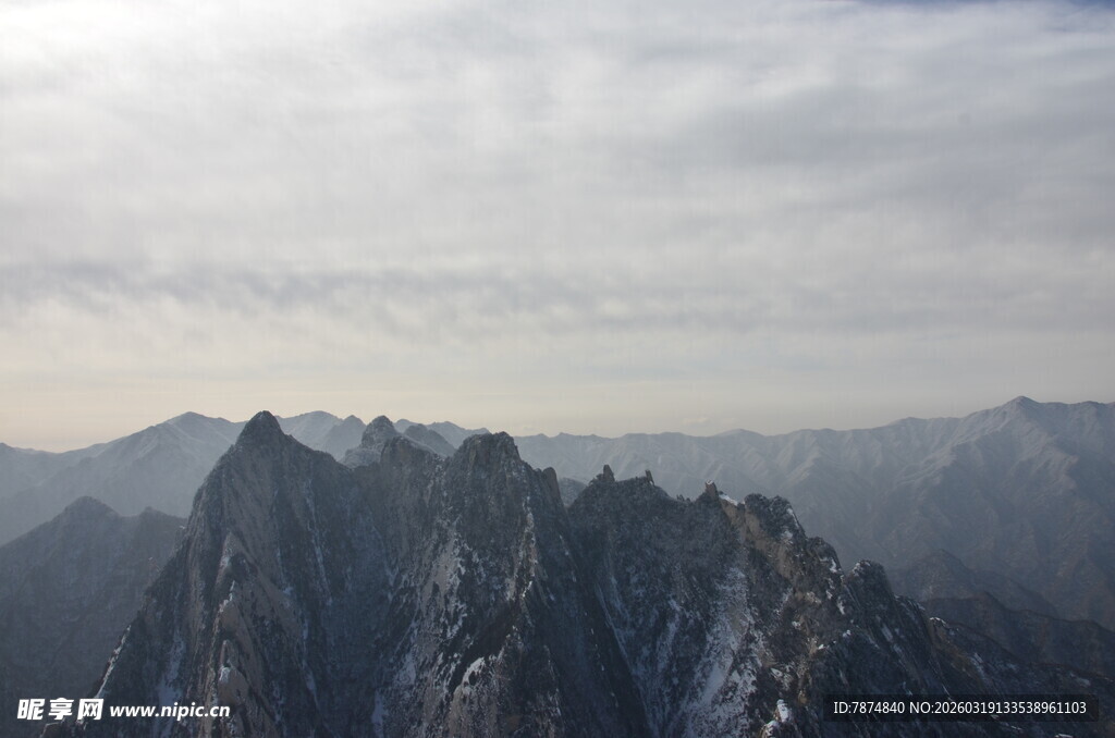 巍峨山峦云雾缭绕景观
